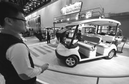 3月13日，一名工作人员在博览会现场操作无人驾驶高尔夫球车。