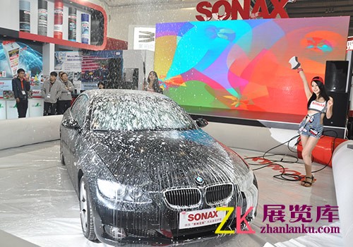 现场美女热舞洗车