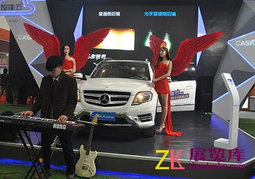 参展的汽车影音企业现场乐队表演