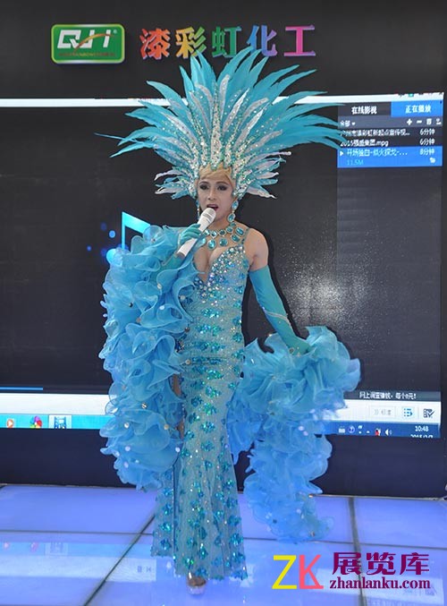 参展企业青睐知名变性艺人现场表演