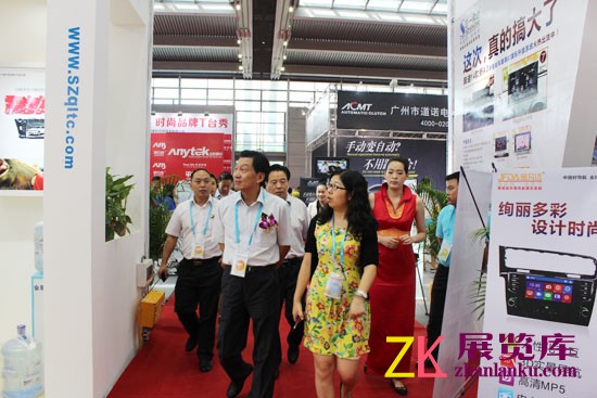 中国电子商会常务会长王宁一行嘉宾，现场巡展