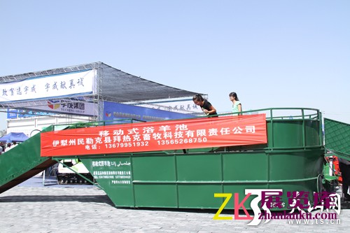 一家企业展示搂草机。