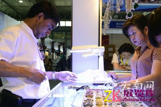 尼泊尔的拉线小木偶别具一格