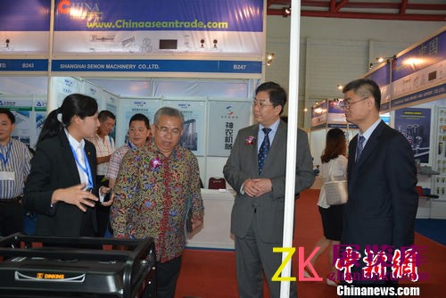 图为印尼工业部司长代表、中国驻印尼使馆代办刘洪洋（右2）、中国机电产品进出口商会王贵清（右）副会长参观机电产品。顾时宏 摄