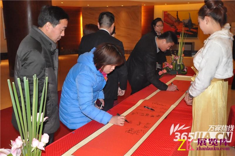 嘉宾们在元一希尔顿酒店有序地签到