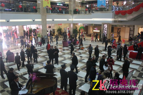 顾客参观鑫丰国际家居广场内部