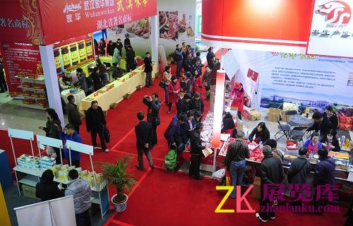 12月12日，市民在食博会上品尝购买土特产。新华社记者 郝同前 摄