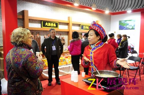 12月12日，一位参展商在向顾客介绍产品。新华社记者 郝同前 摄