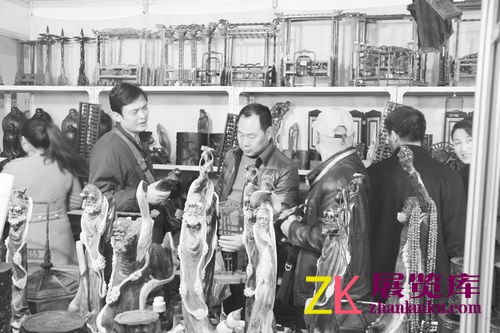 消费者在珠宝展柜台前挑选商品