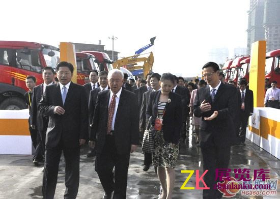 原中国机械工业部副部长、中国机械工业联合会高级顾问孙祖梅等嘉宾领导参观展馆