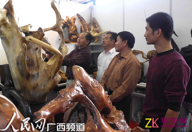 预展会上，精美的工艺品引来观众驻足讨论