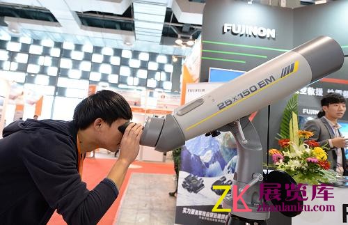 10月17日，一名参观者在体验一款超级望远镜。新华社发（赖鑫琳 摄）