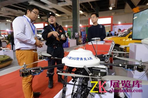 10月17日，观众在观看一台3G警务无人机。新华社发（赖鑫琳 摄）