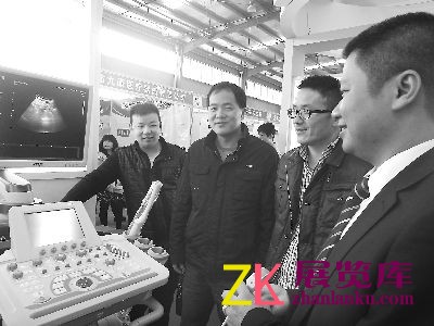 莆田秀屿医疗器械药品展销会上，北京厂商赵乙煌右一向老客户们介绍四维彩色超声仪。