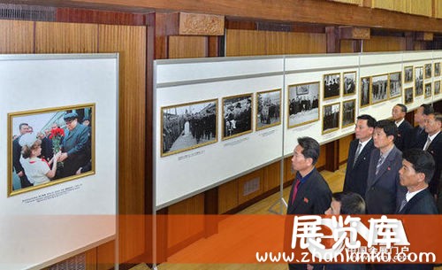 朝鲜官员参观照片展