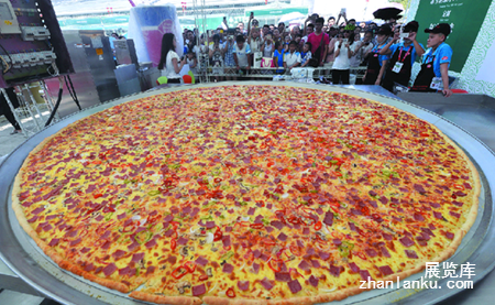 新疆食品展览会现世界最大披萨 打破吉尼斯纪录