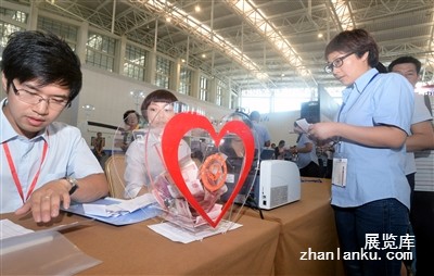 天津机械博览会易地举办 感恩英雄现场募捐百万