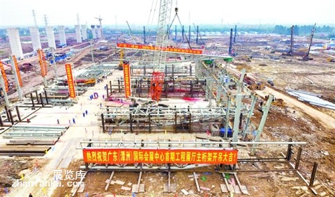广东(潭洲)国际会展中心首期工程展厅主桁架开始吊装。 /佛山日报记者周春摄